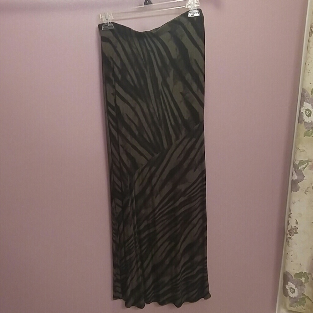 Black and green print maxi skirt